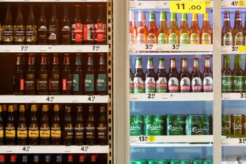 Lodówka z piwami i puszkami piwa w Biedronce.